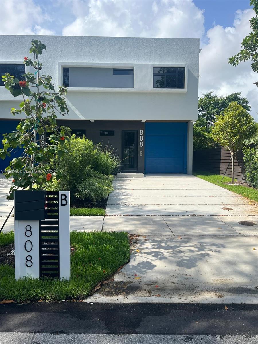 808 SW 9th St 808-B Property Photo 1