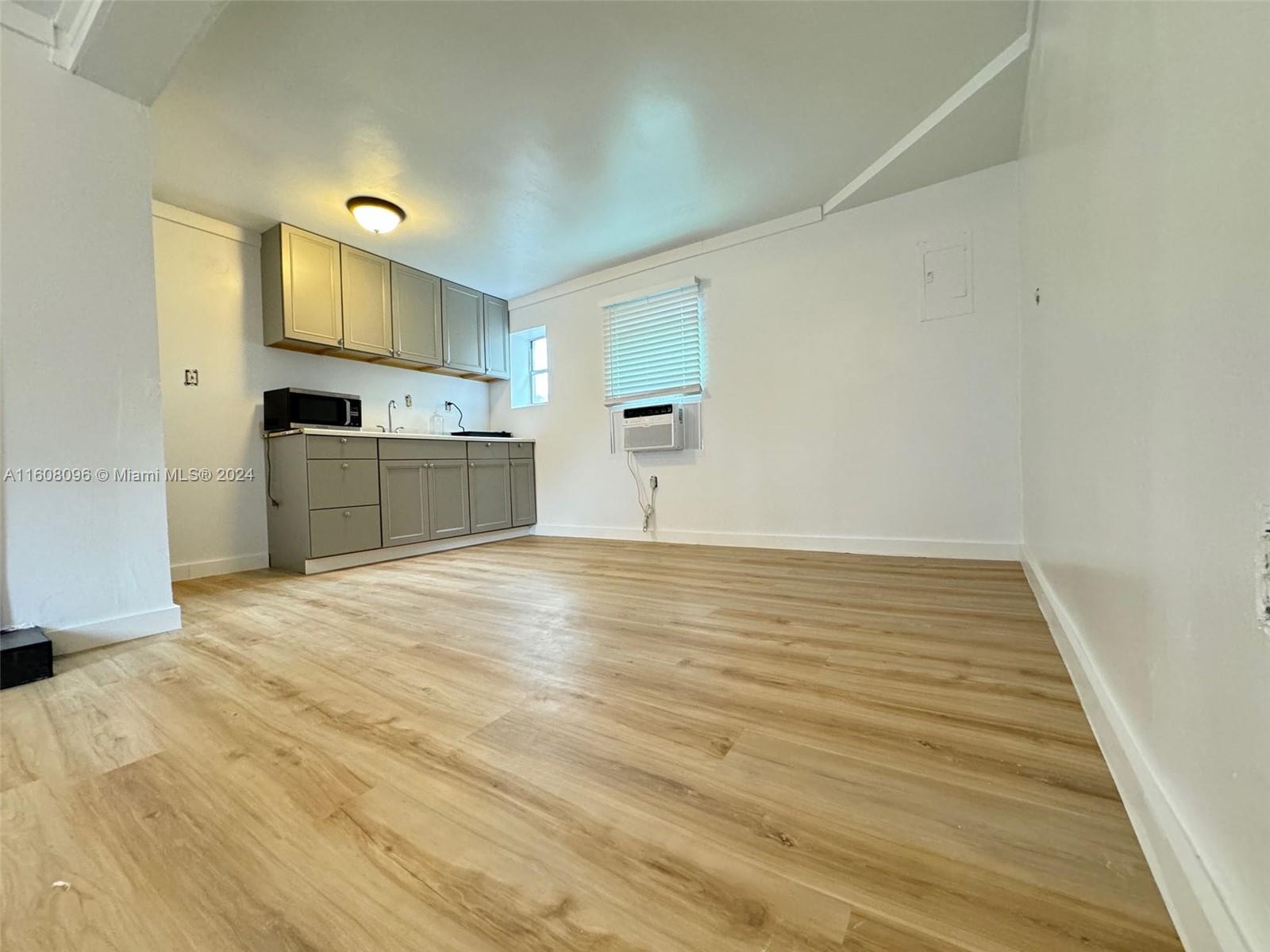 1329 Ne 5th Ave 2 Property Photo