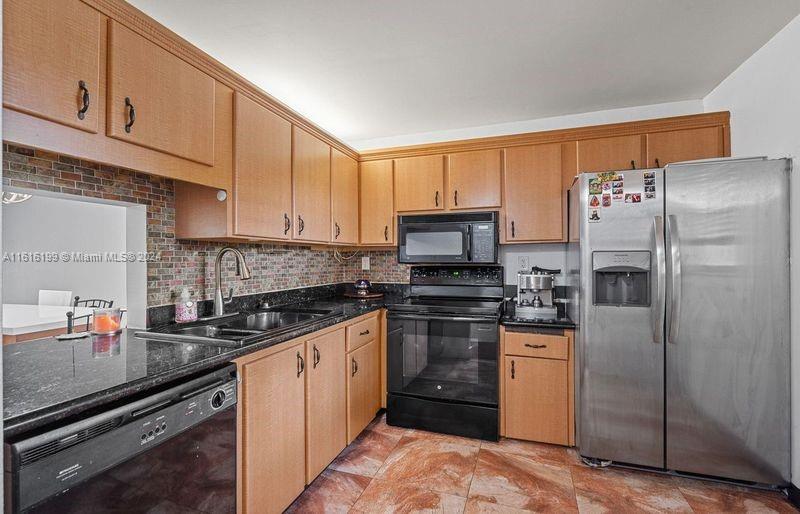 471 N Pine Island Rd D201 Property Photo 4