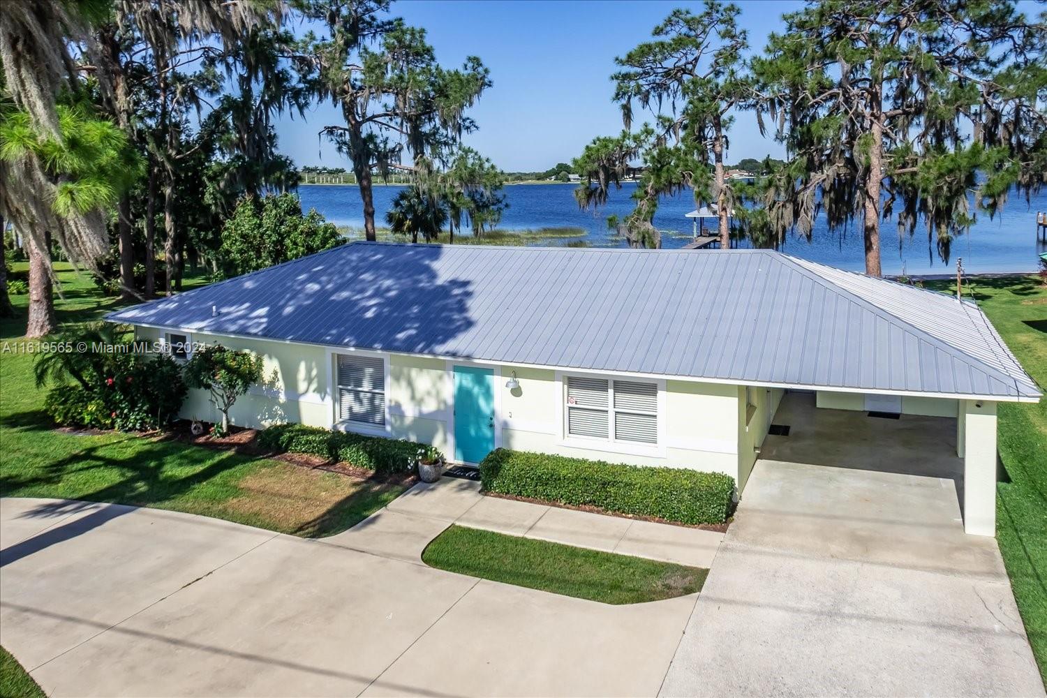 924 Lake Dr E Property Photo 3