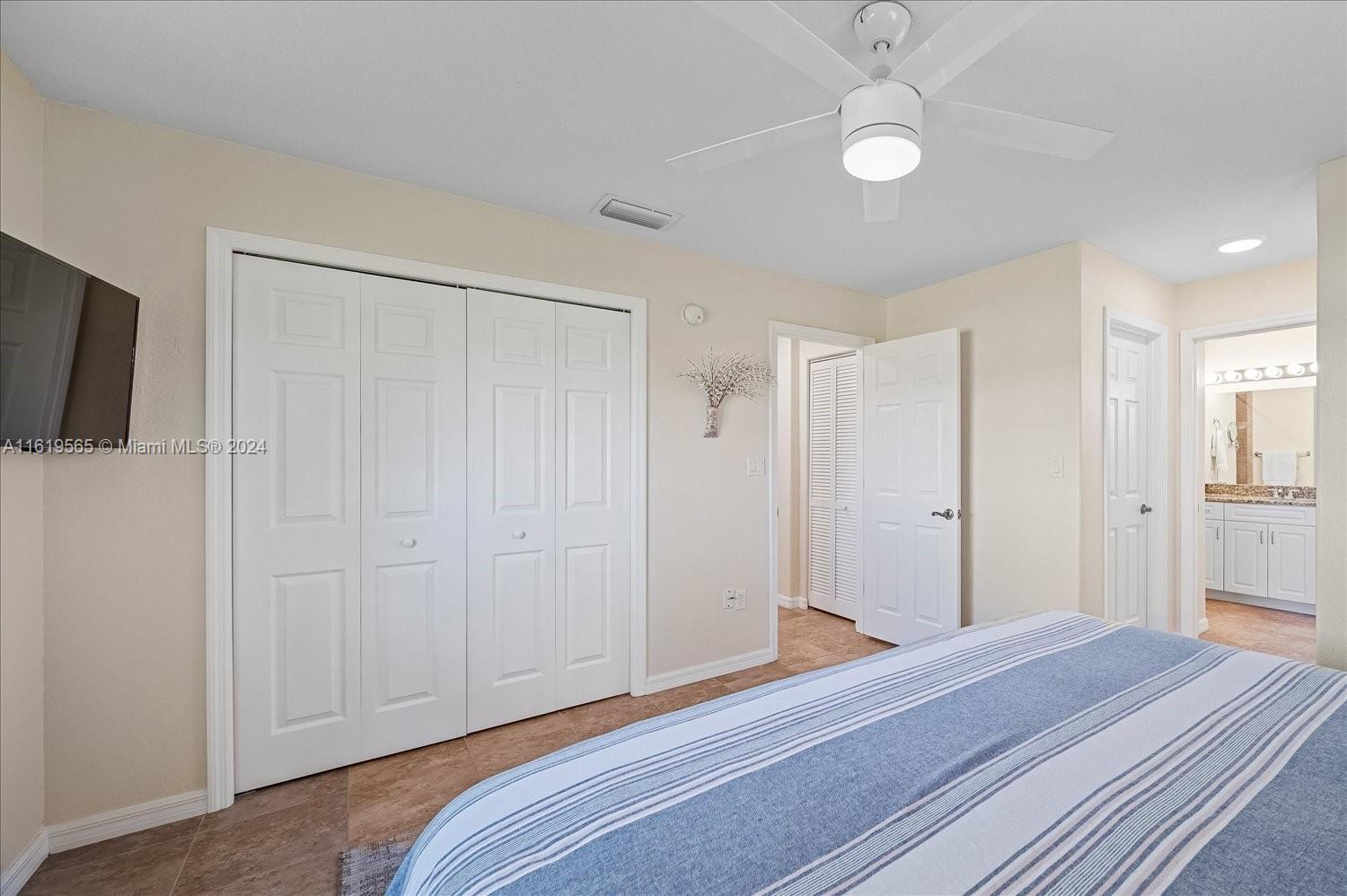 924 Lake Dr E Property Photo 23
