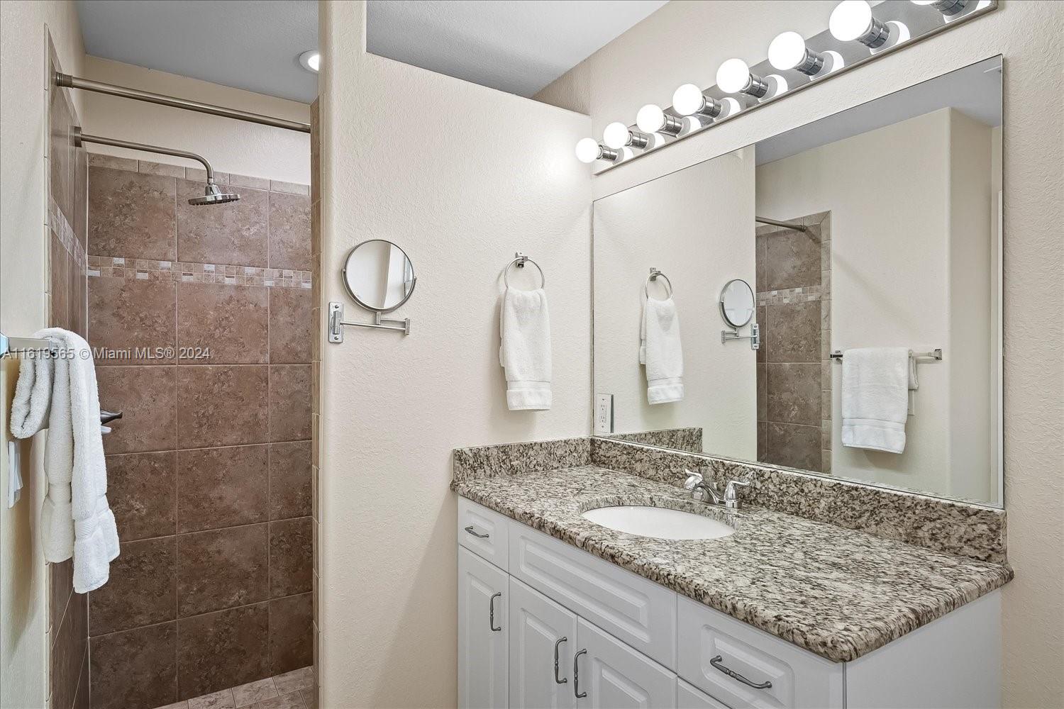 924 Lake Dr E Property Photo 25