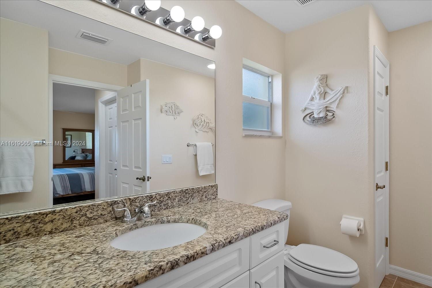 924 Lake Dr E Property Photo 26