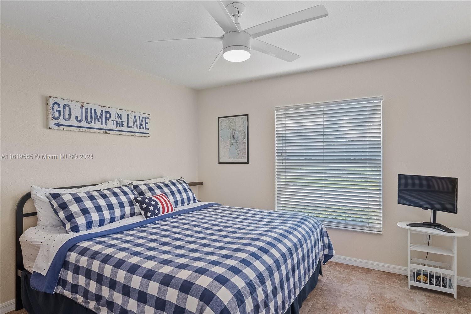924 Lake Dr E Property Photo 27
