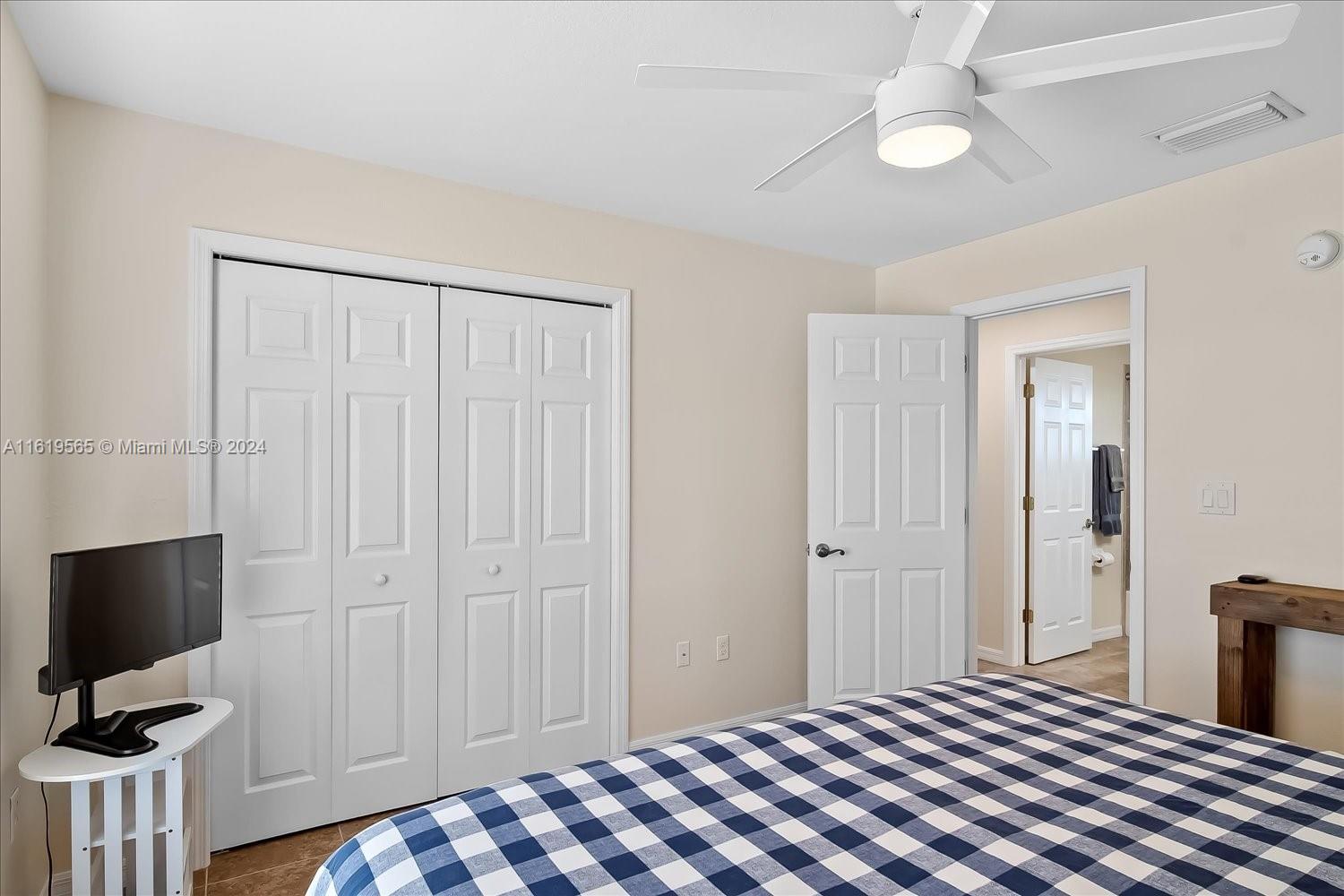 924 Lake Dr E Property Photo 28