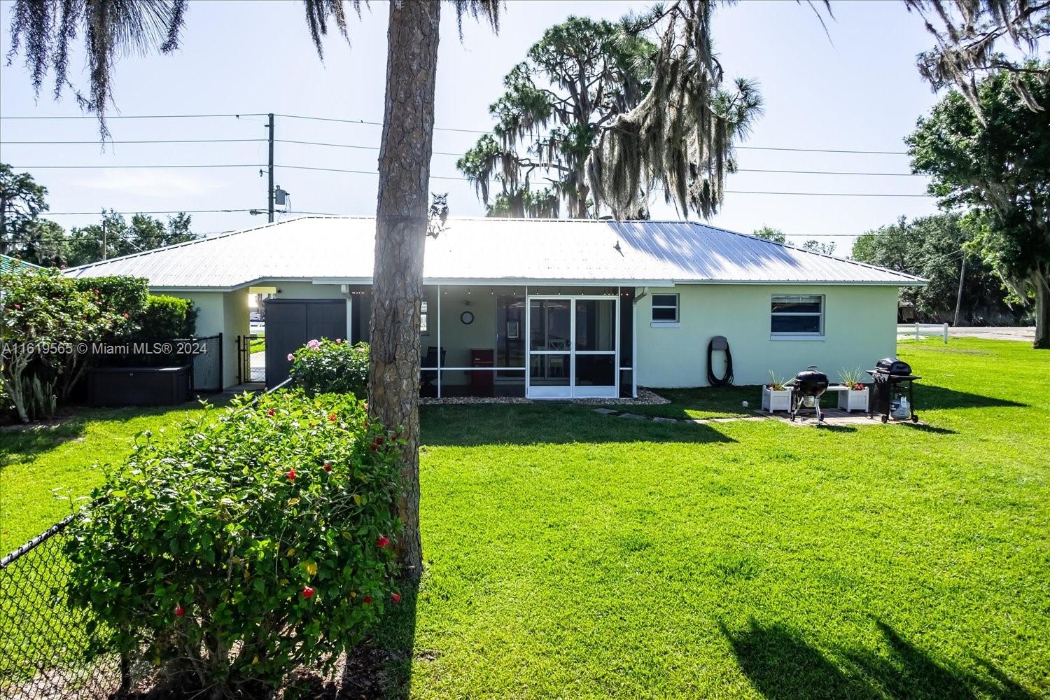 924 Lake Dr E Property Photo 35