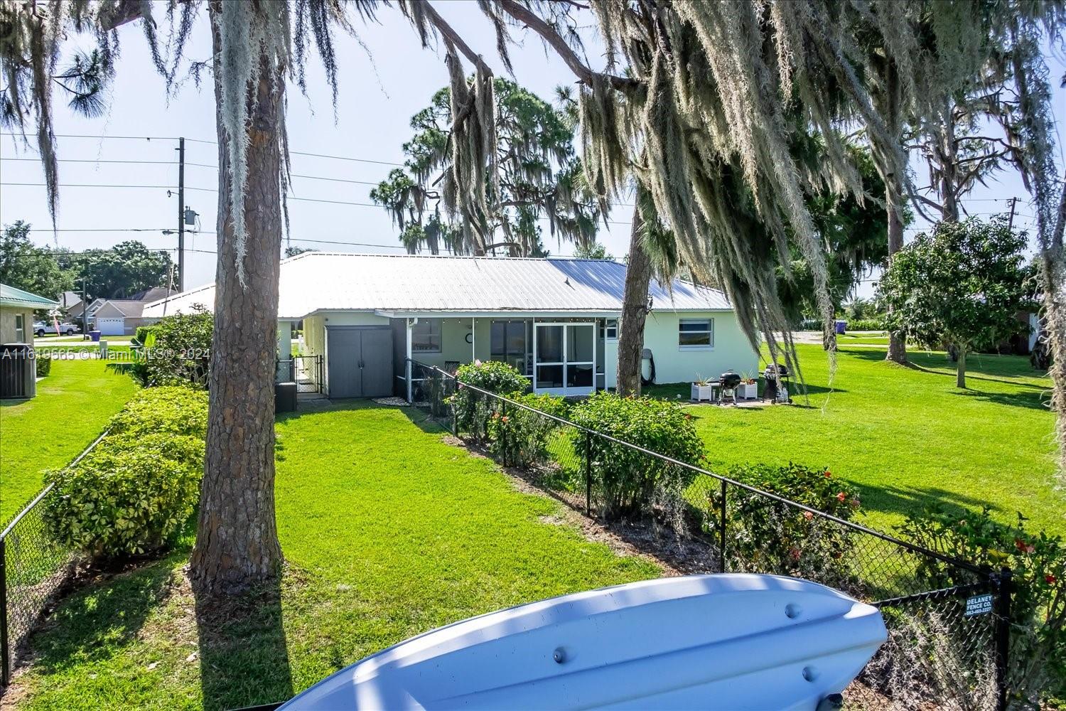 924 Lake Dr E Property Photo 36