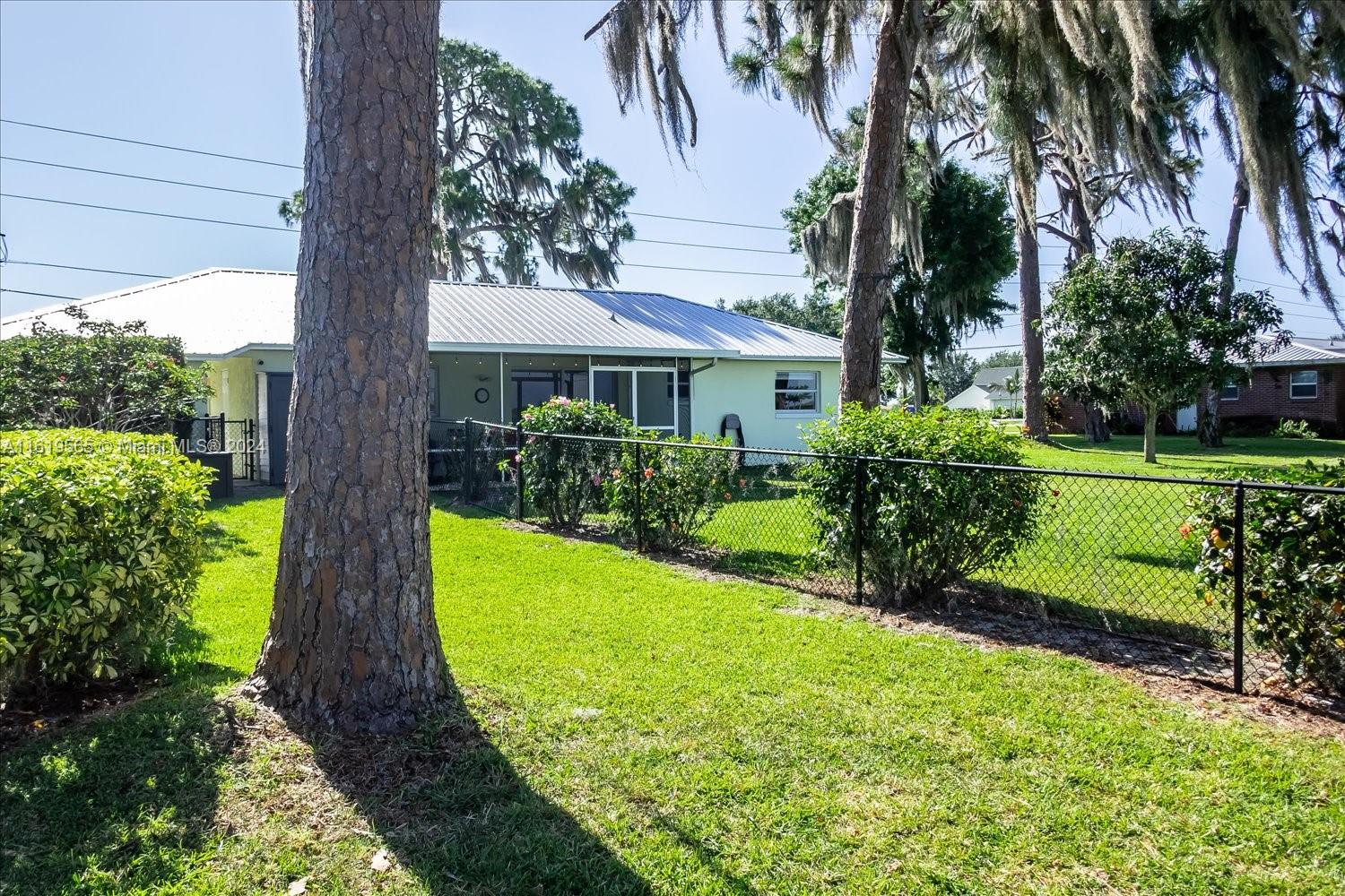 924 Lake Dr E Property Photo 37