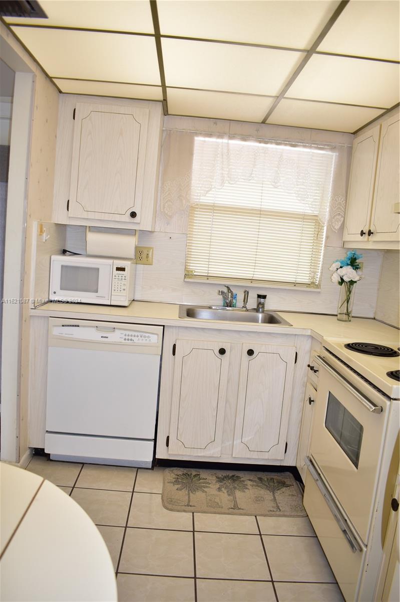 9621 Sunrise Lakes Blvd 302 Property Photo 8