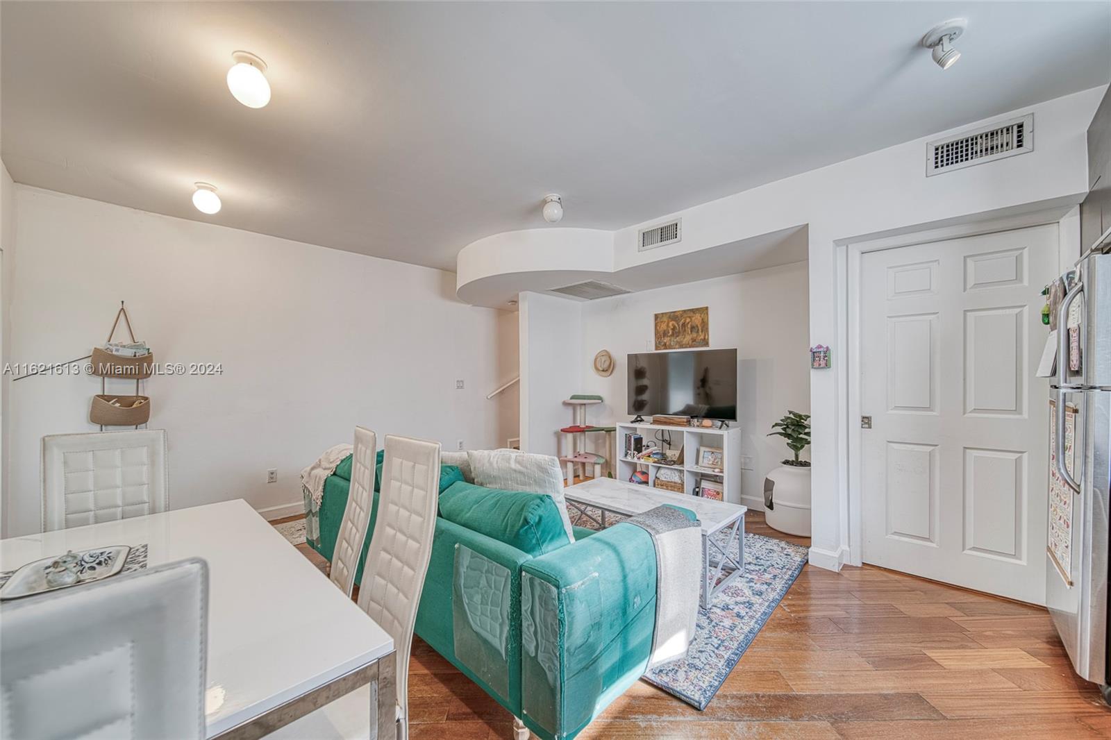 927 Euclid Ave 10 Property Photo 6