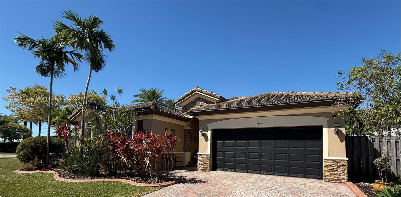 11922 Sw 154th Path Property Photo 2