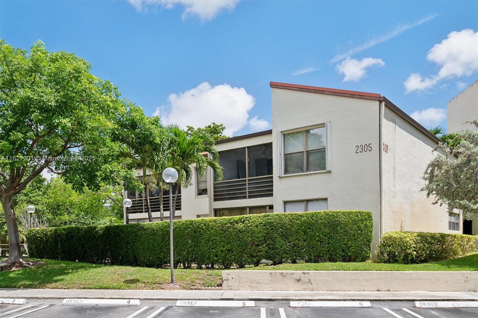 2305 S Cypress Bend Dr 104d Property Photo 2