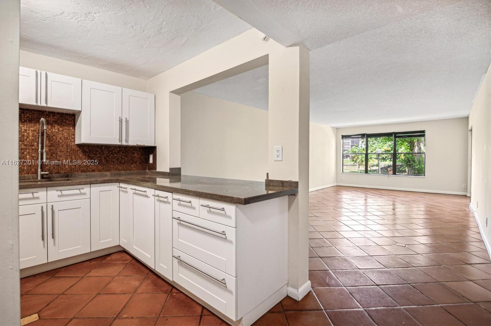 2305 S Cypress Bend Dr 104d Property Photo 3