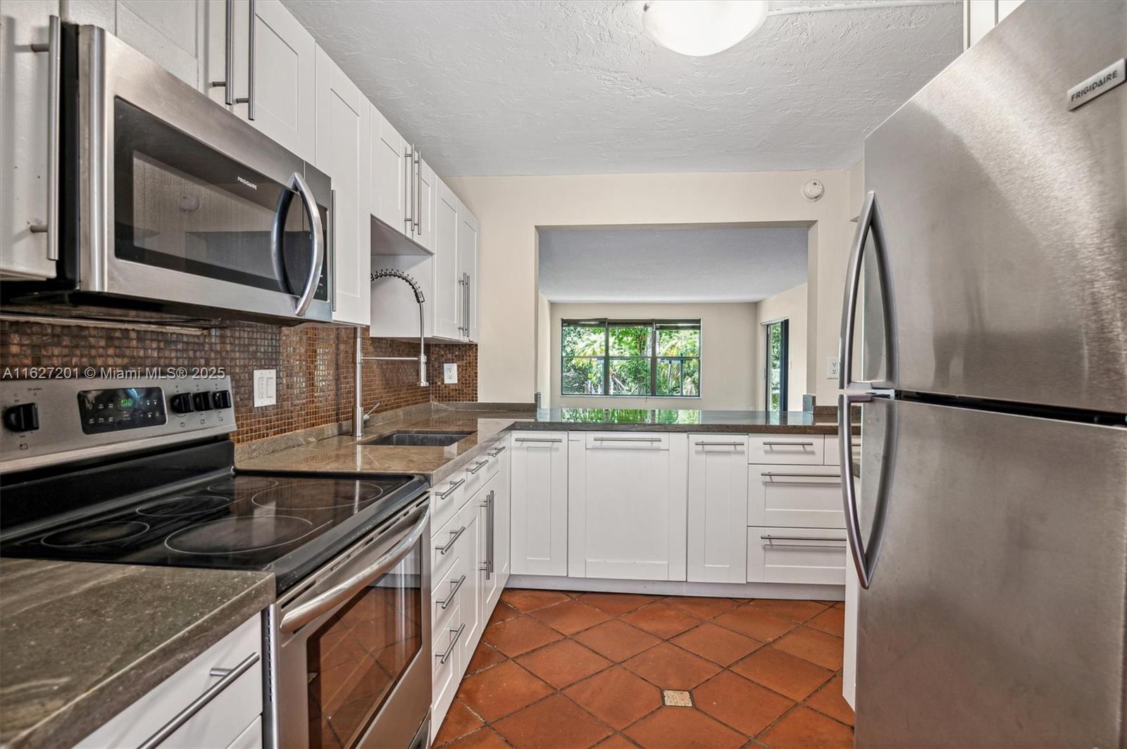 2305 S Cypress Bend Dr 104d Property Photo 4