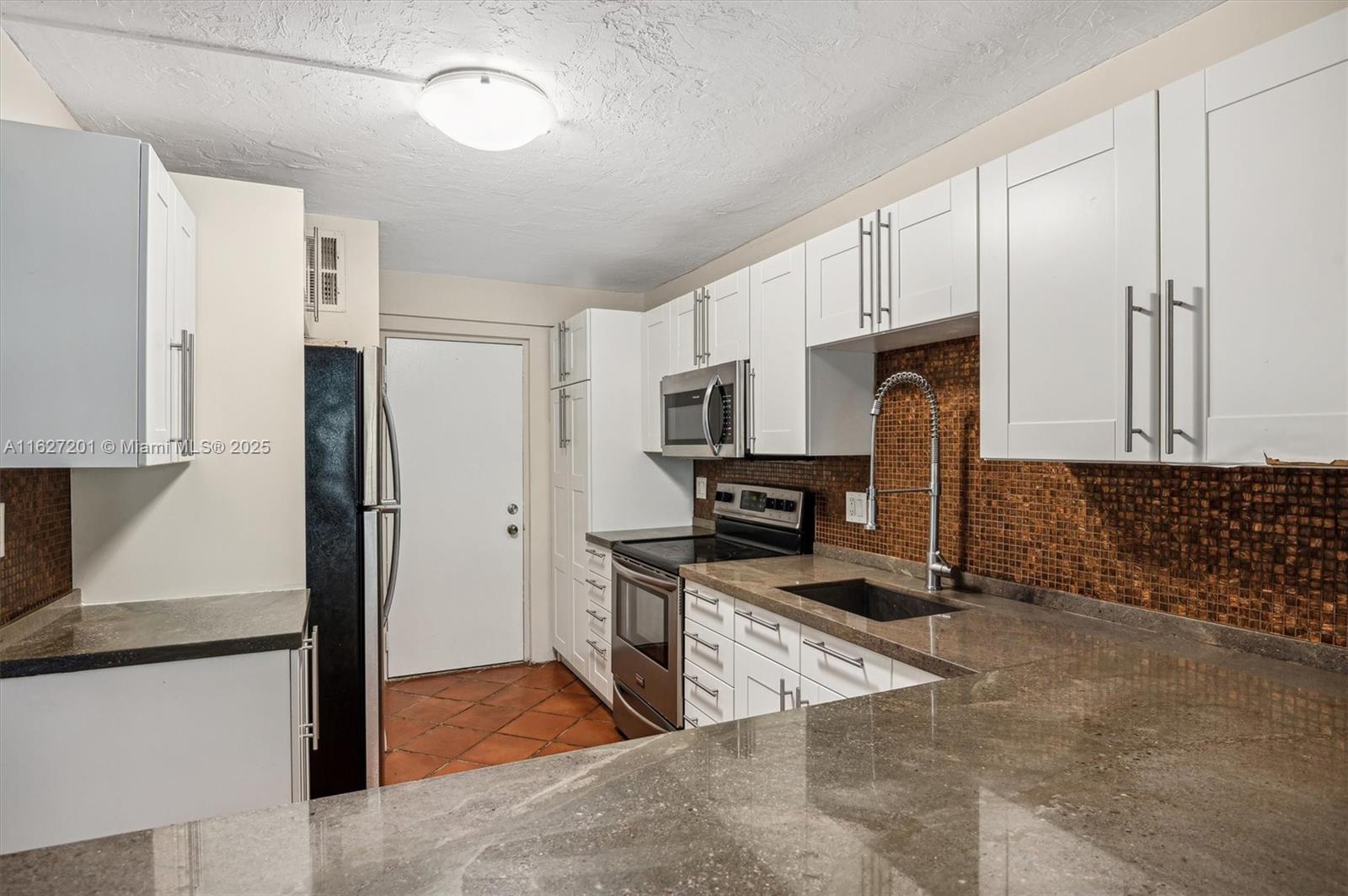 2305 S Cypress Bend Dr 104d Property Photo 5