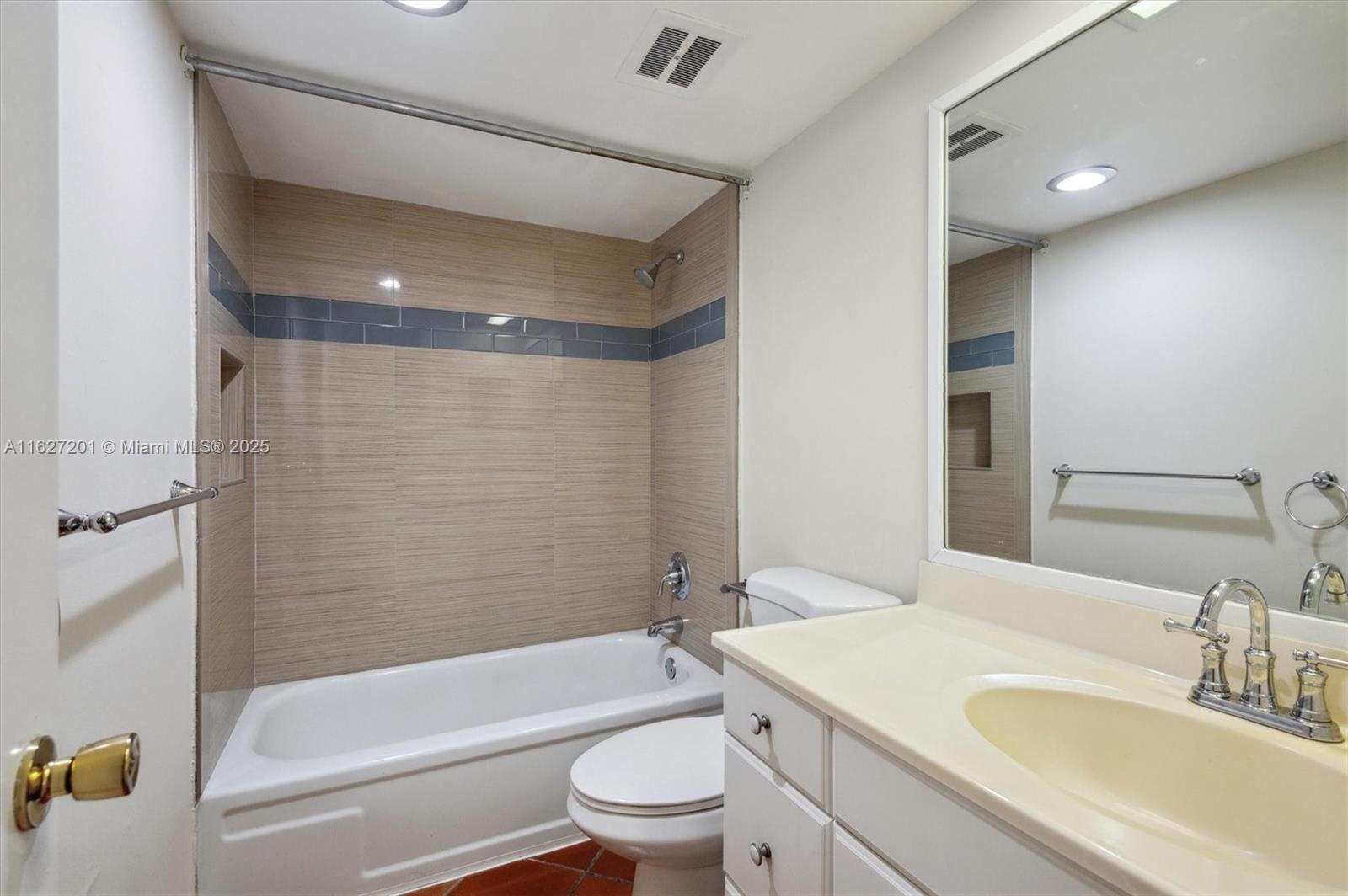2305 S Cypress Bend Dr 104d Property Photo 15