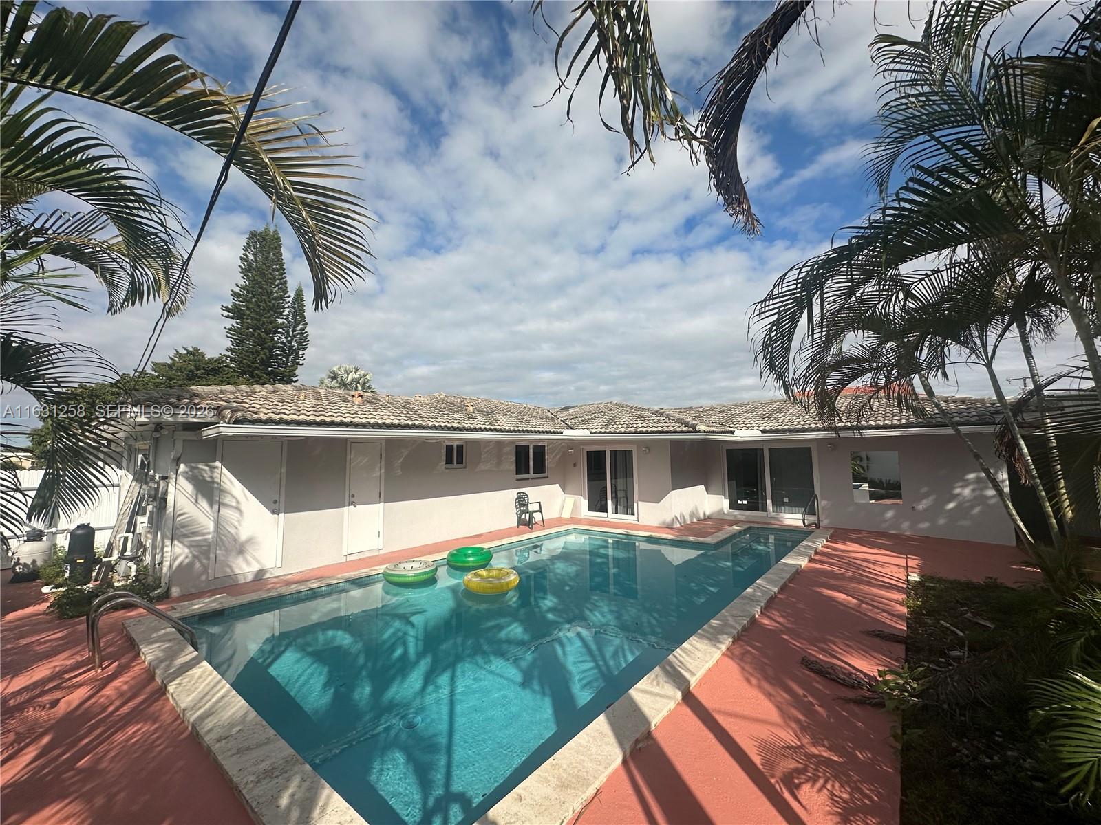 324 E 34th St Property Photo 31
