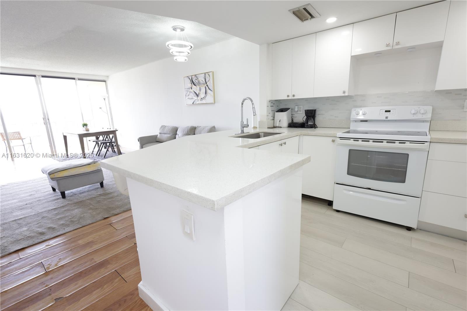 1750 Ne 191st St 523-e Property Photo 3