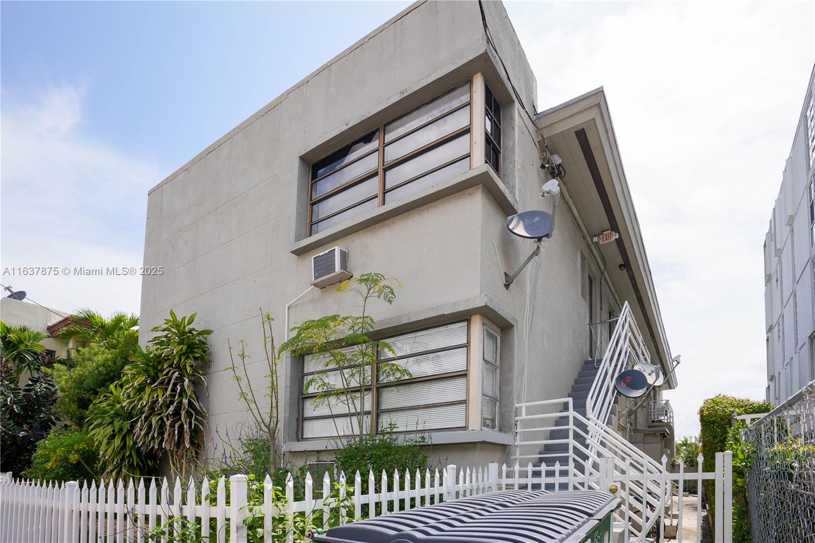 8321 Crespi Blvd Property Photo 4