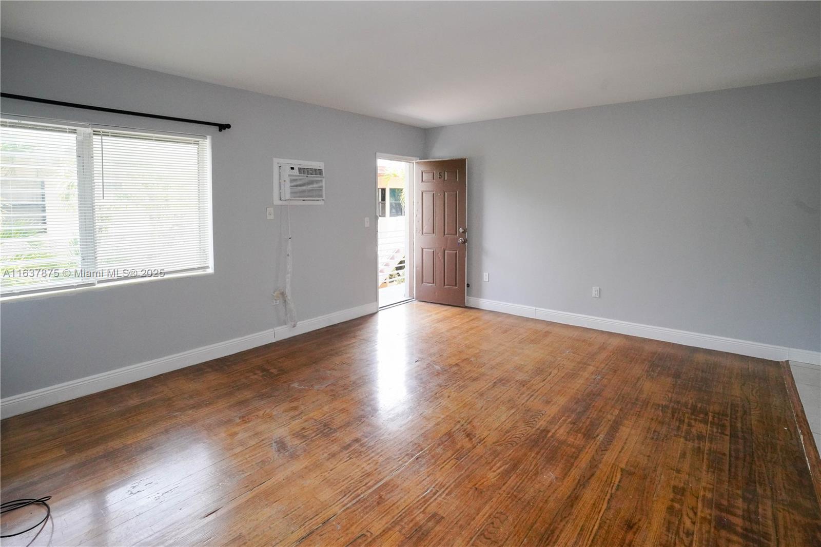 8321 Crespi Blvd Property Photo 13