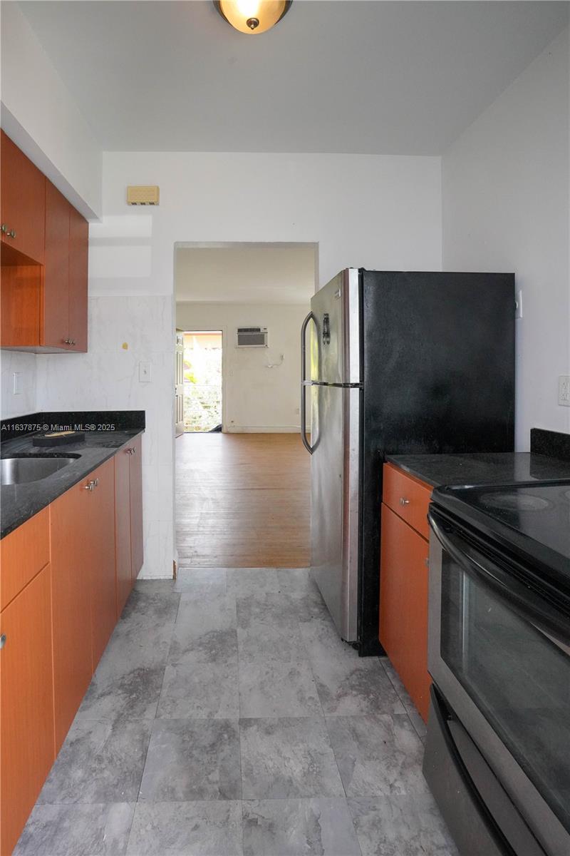 8321 Crespi Blvd Property Photo 26
