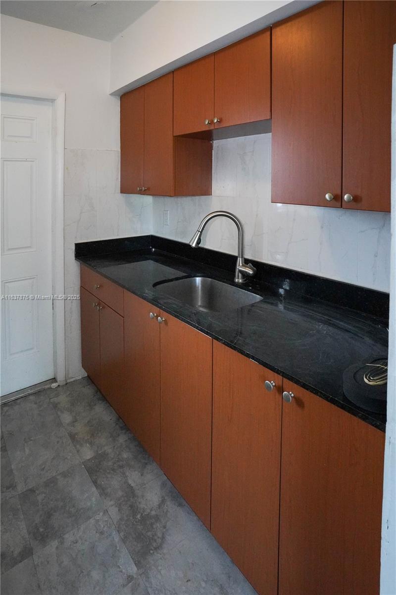 8321 Crespi Blvd Property Photo 39