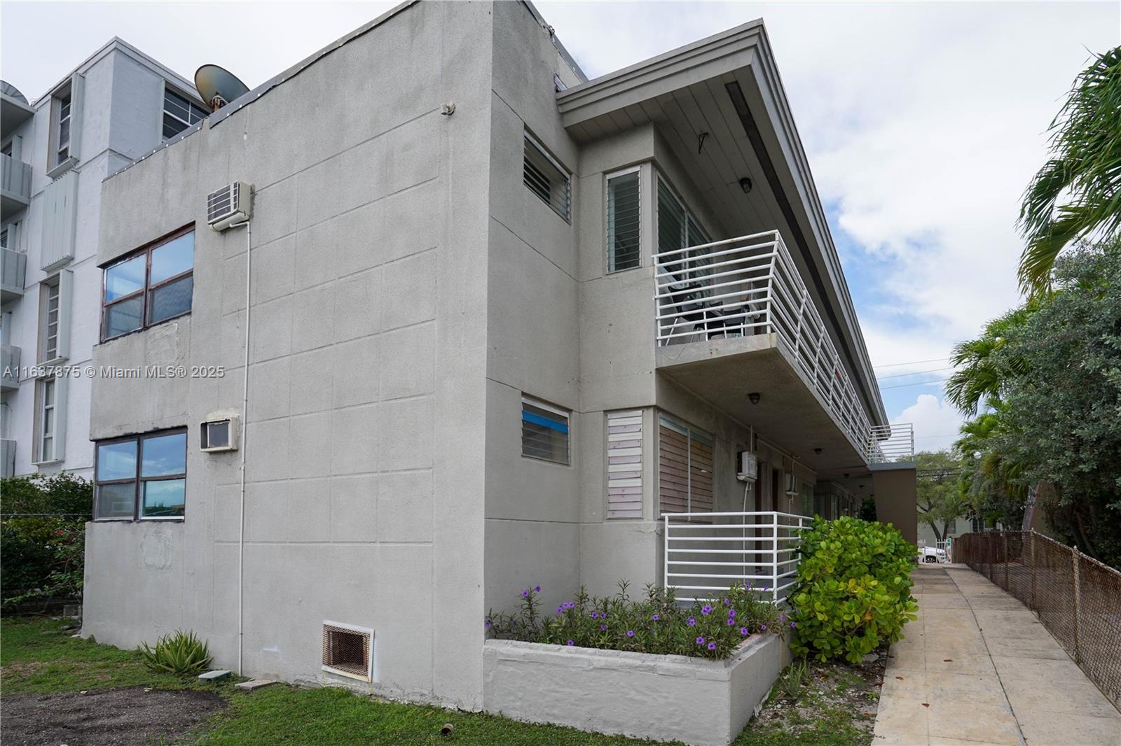 8321 Crespi Blvd Property Photo 45