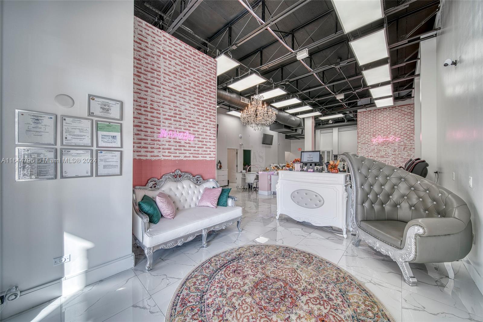 Full-Service Beauty Salon For Sale in Pinecrest Property Photo 1
