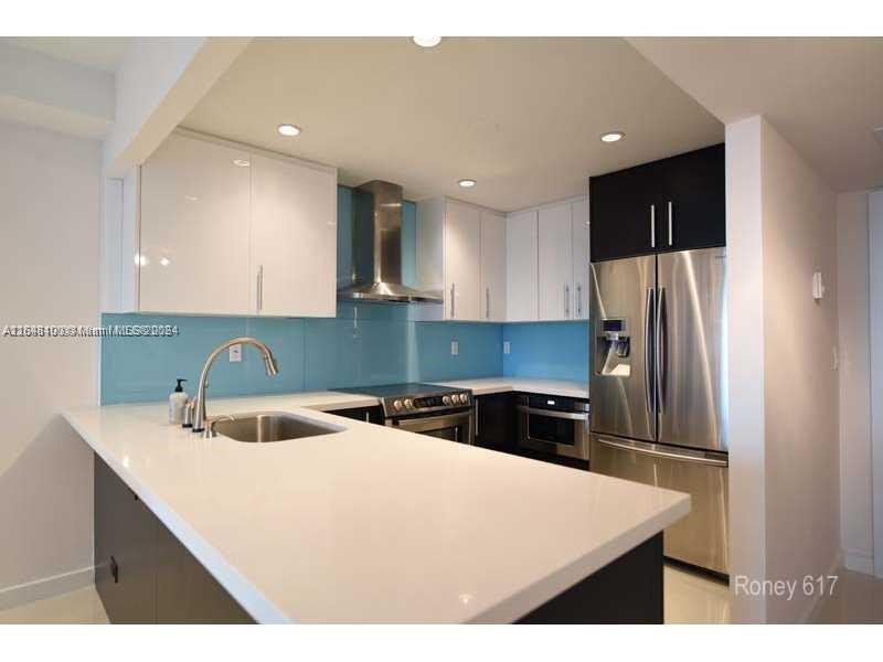 2301 Collins Ave 617 Property Photo 4