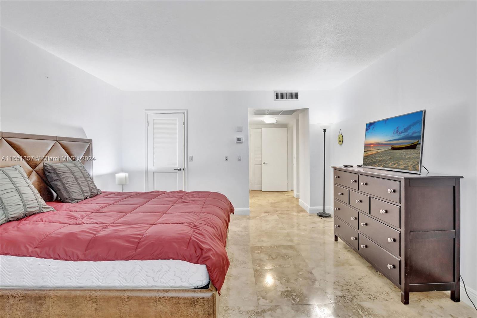 9801 Collins Ave 3t Property Photo 21