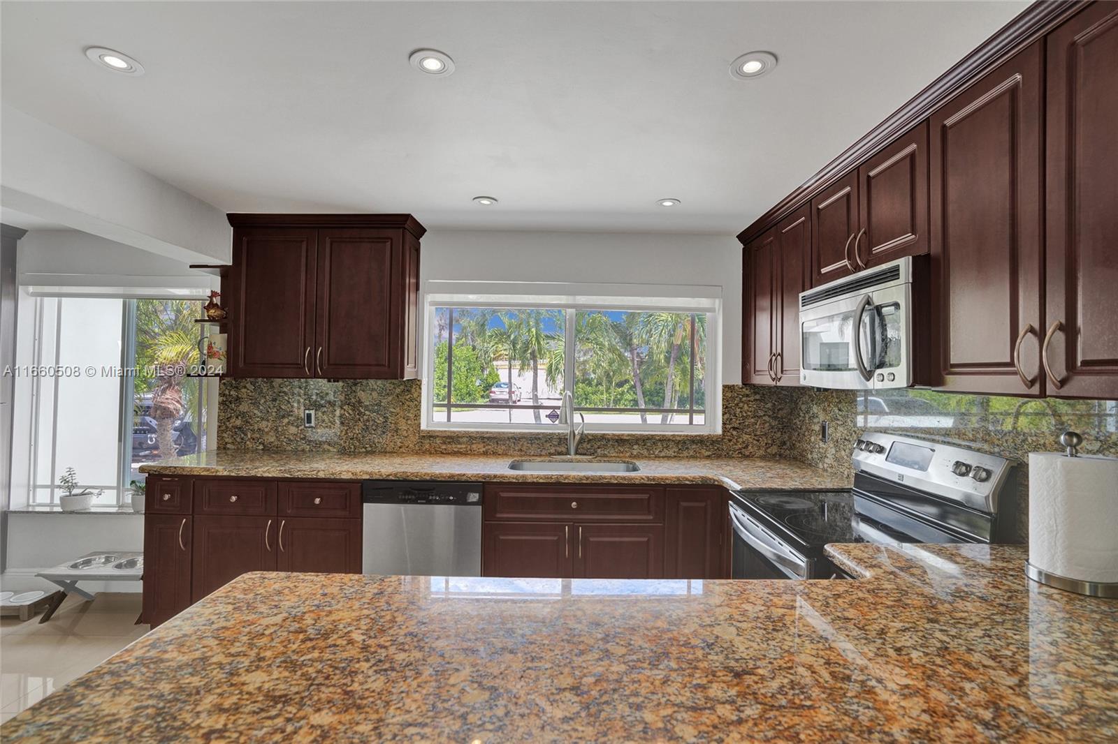 1910 N Hibiscus Dr Property Photo 11
