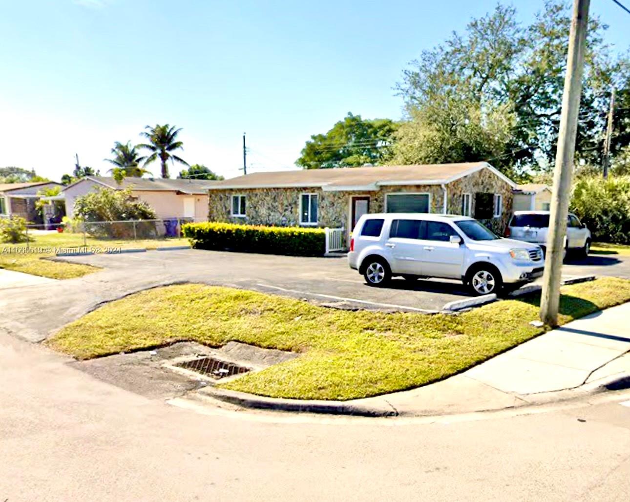 6884 Taft St Property Photo 1