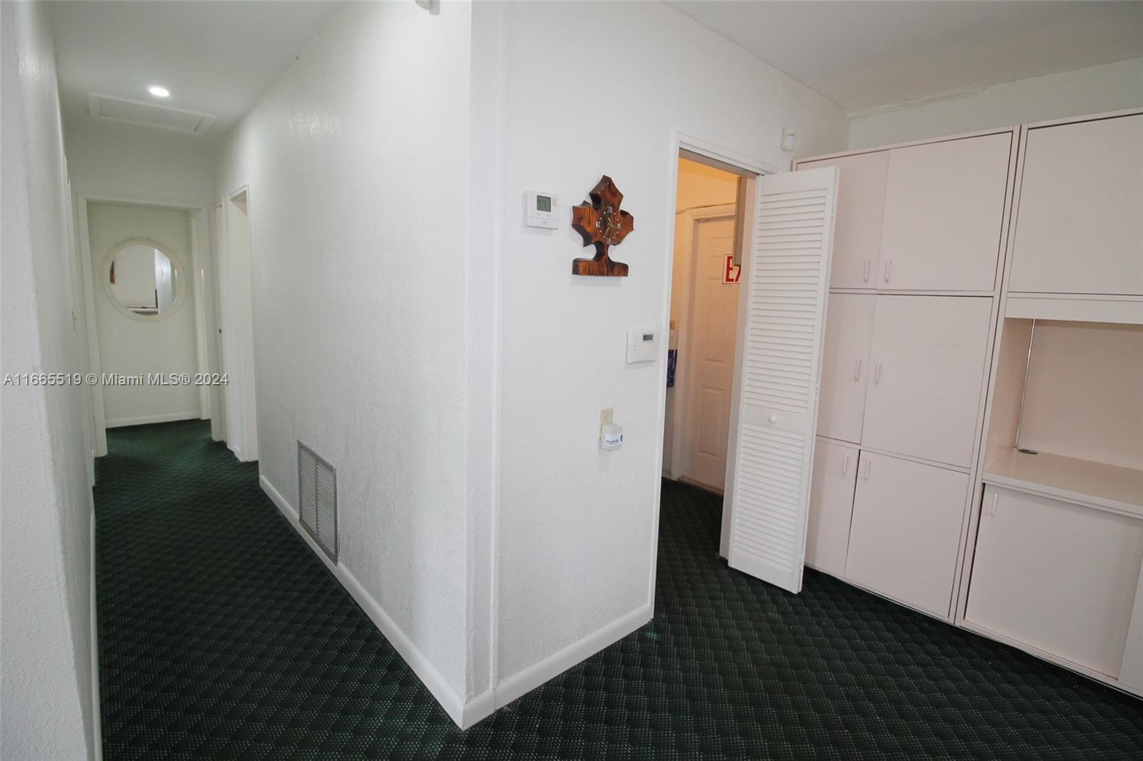 6884 Taft St Property Photo 5