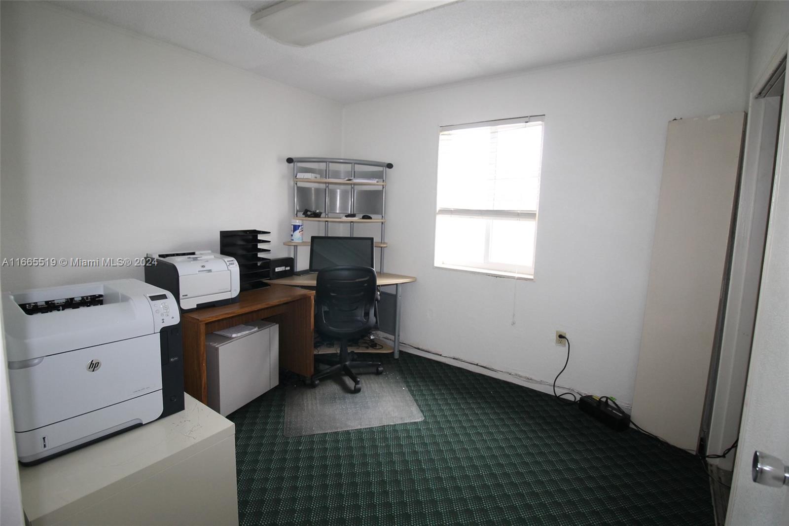 6884 Taft St Property Photo 7