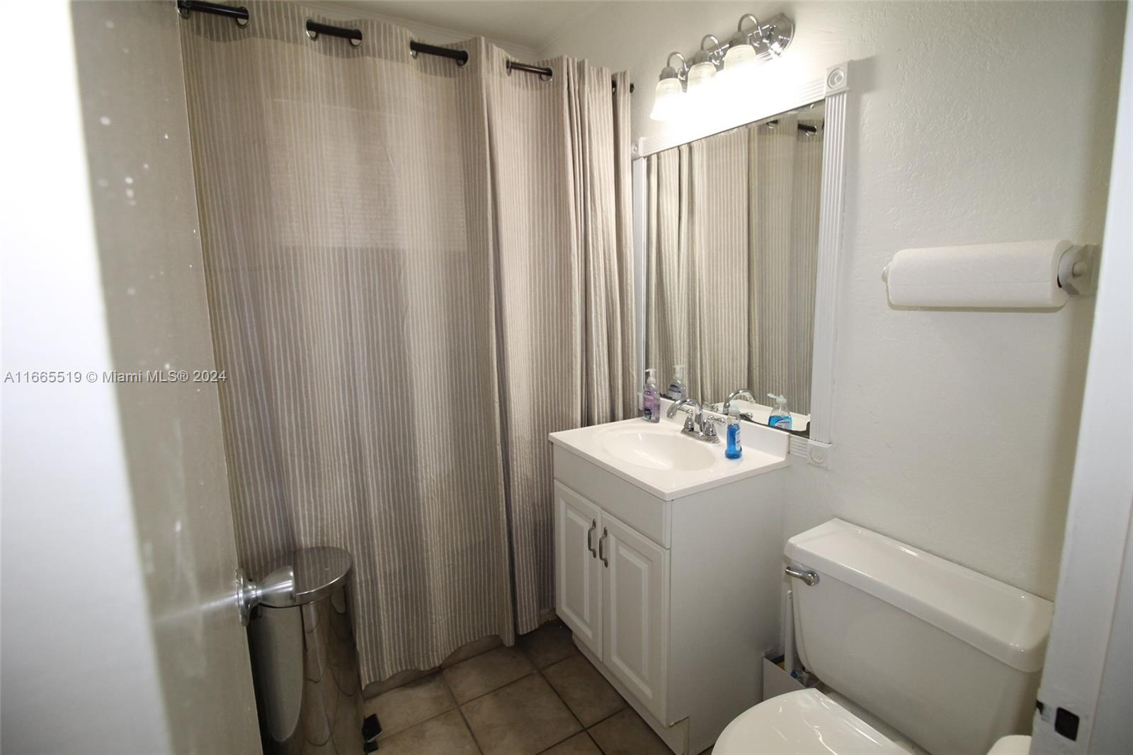 6884 Taft St Property Photo 8