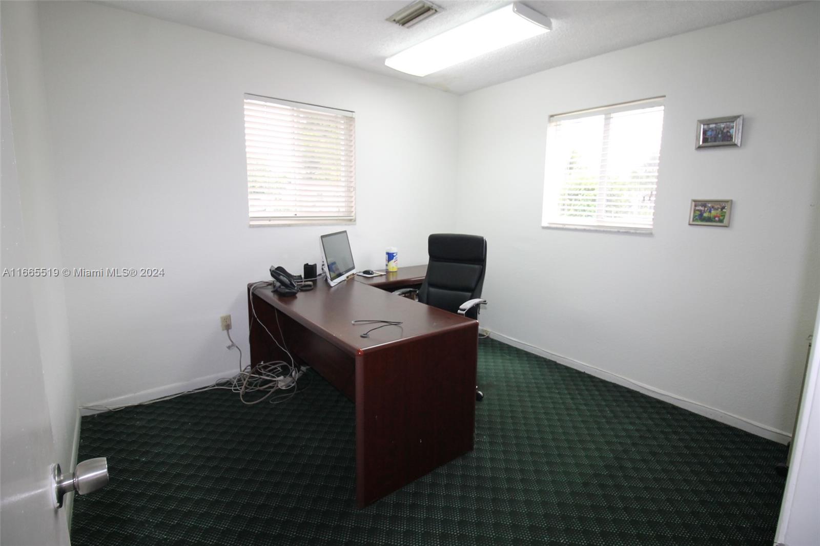 6884 Taft St Property Photo 9