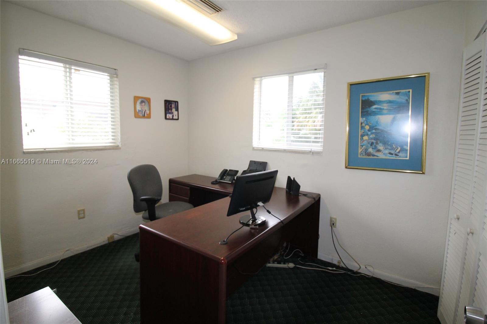 6884 Taft St Property Photo 10
