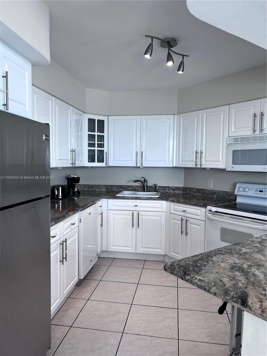 5161 Collins Ave 405 Property Photo 18