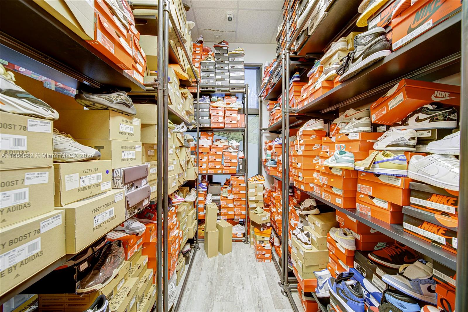 High - End Shoe Store & Clothing Store For Sale Property Photo 10