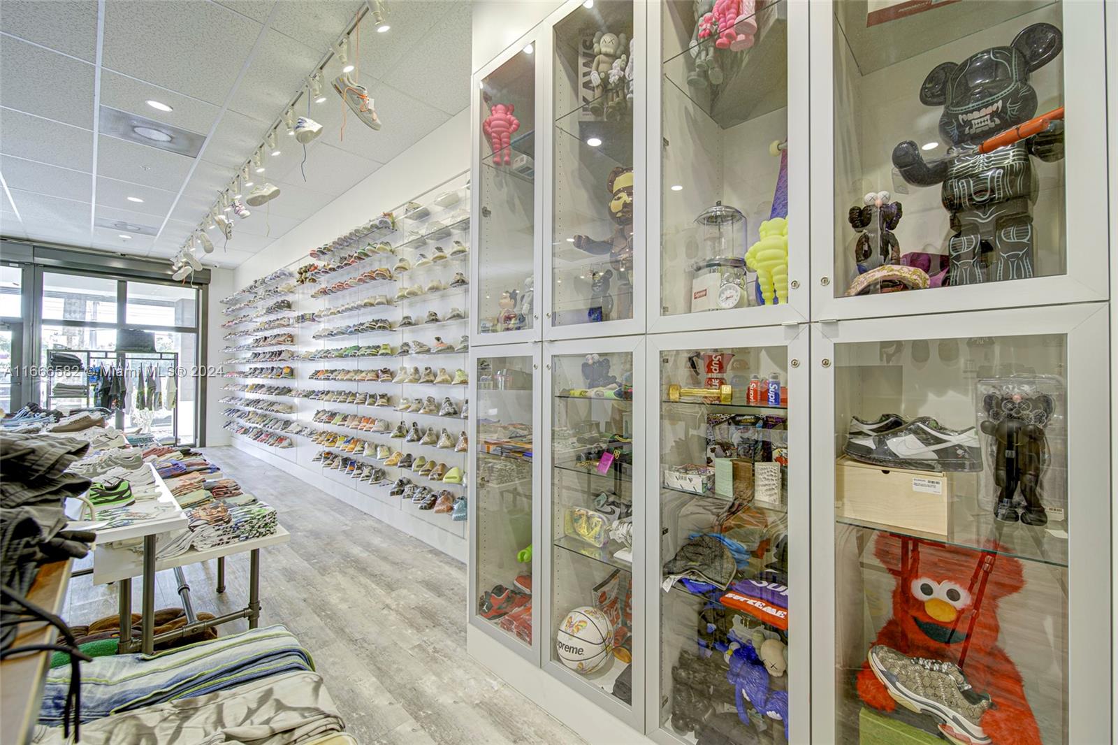 High - End Shoe Store & Clothing Store For Sale Property Photo 17