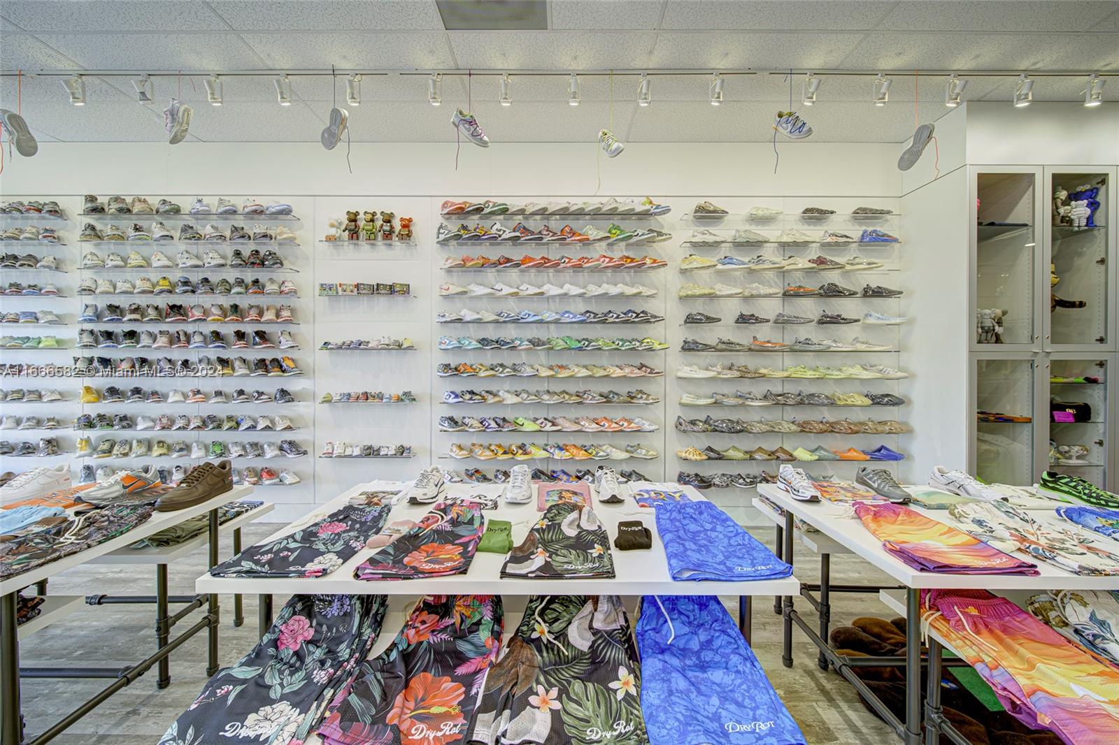 High - End Shoe Store & Clothing Store For Sale Property Photo 19