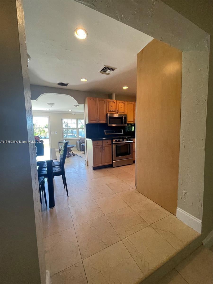 1531 Moffett St Property Photo 4