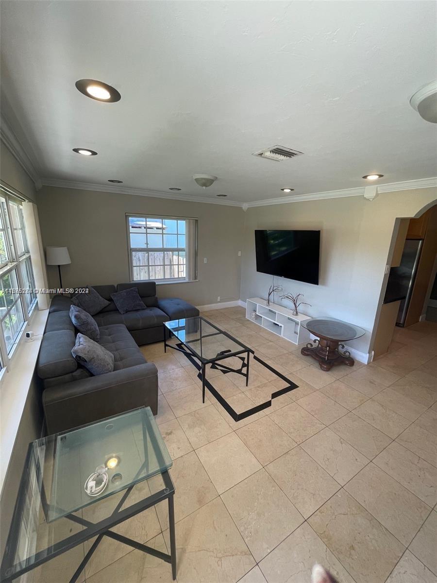 1531 Moffett St Property Photo 7