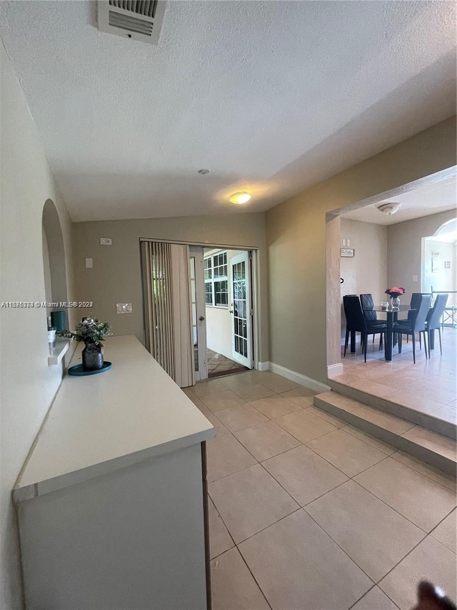 1531 Moffett St Property Photo 11