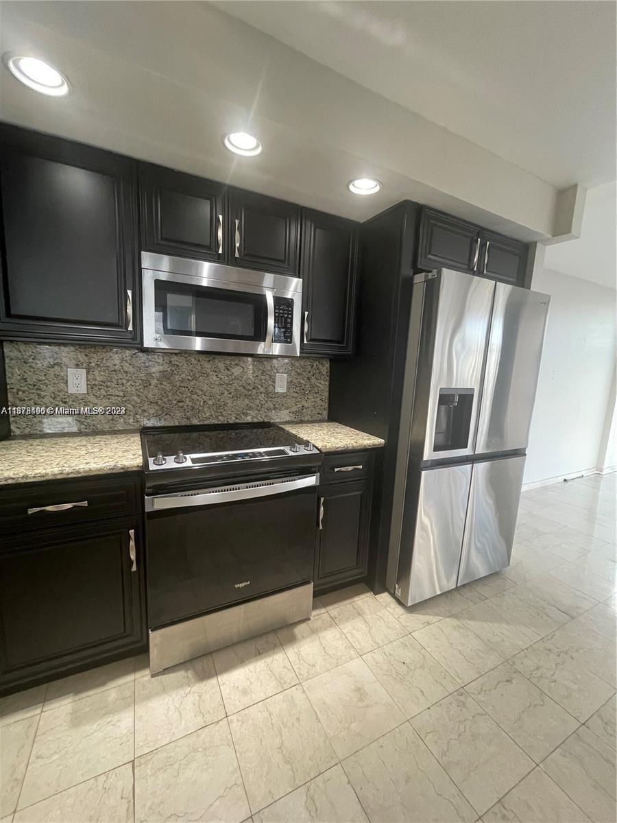 1000 Parkview Dr 920 Property Photo