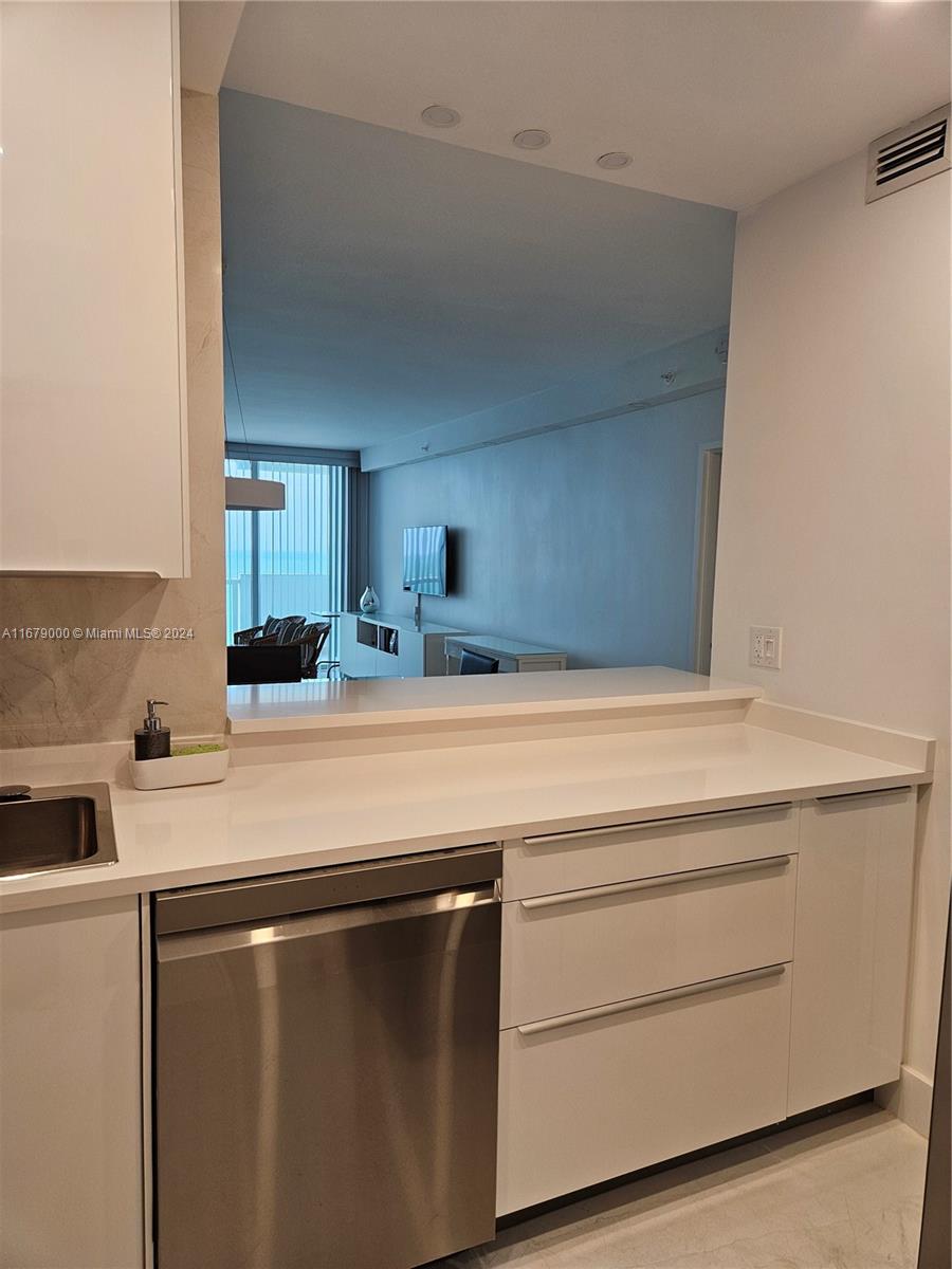 5601 Collins Ave 1605 Property Photo 6