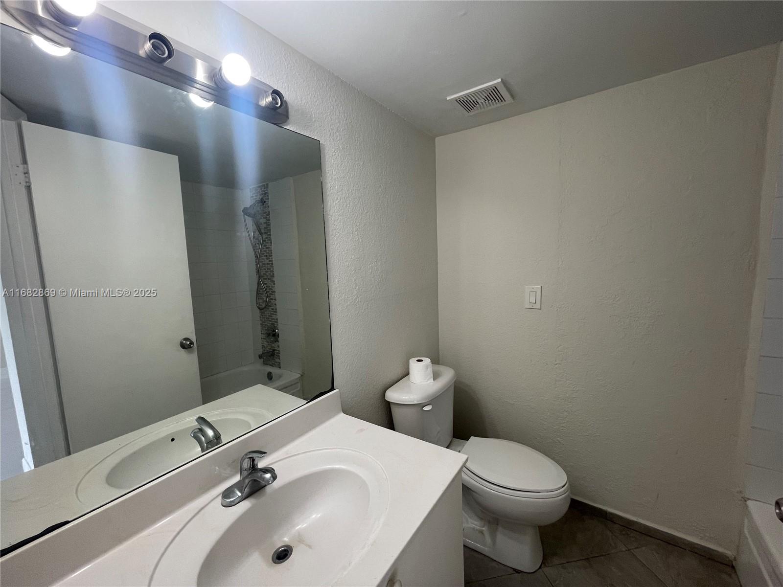 4255 N University Dr 201 Property Photo 8