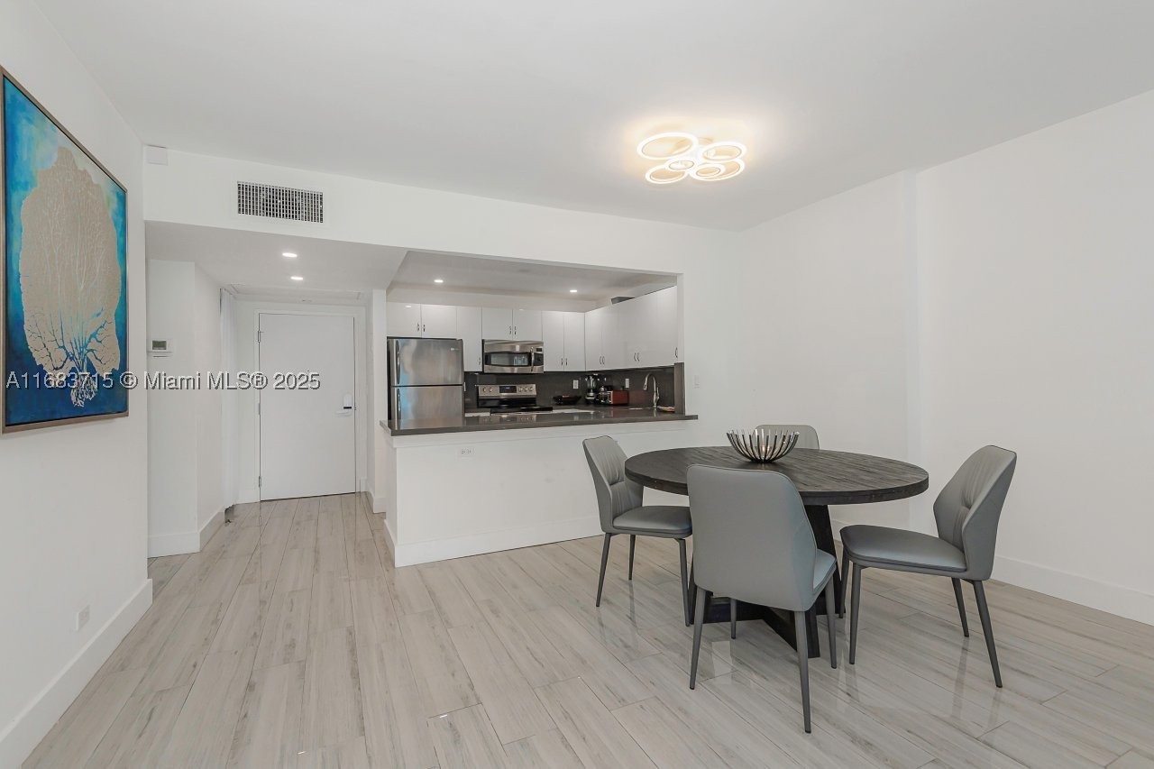 2301 Collins Ave 534 Property Photo 9