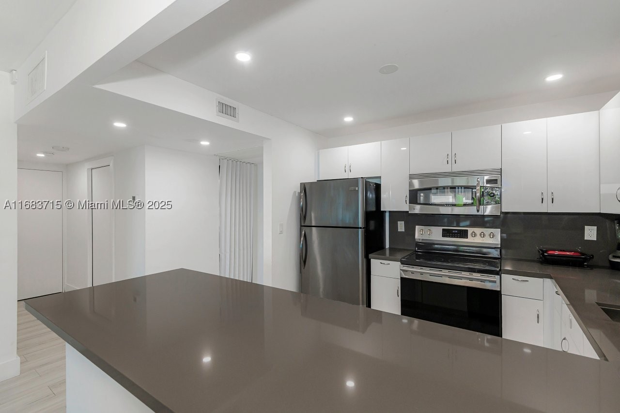 2301 Collins Ave 534 Property Photo 11