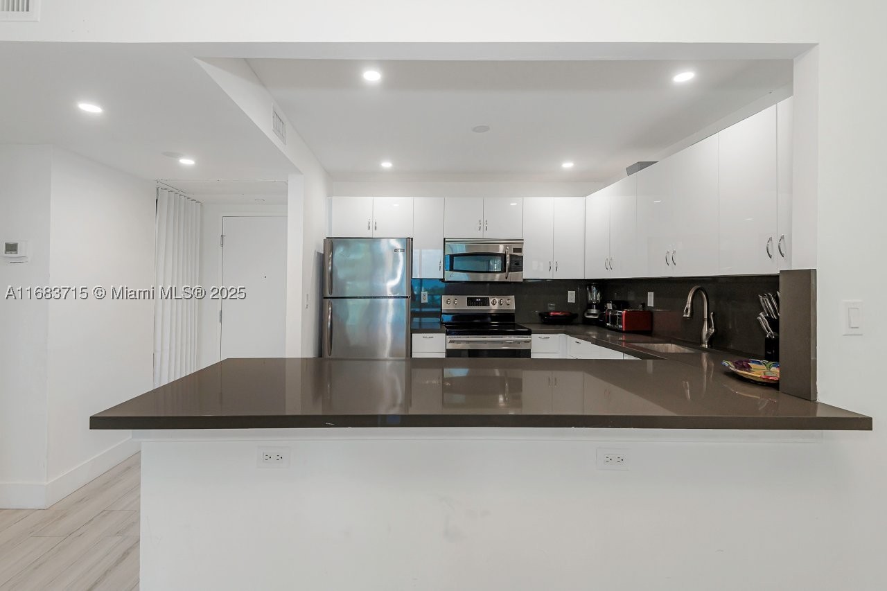 2301 Collins Ave 534 Property Photo 12